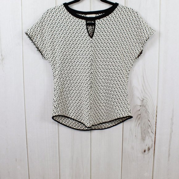 ECI New York Black Printed Cap Sleeves Keyhole Scoop Neck Blouse Top - Picture 3 of 9